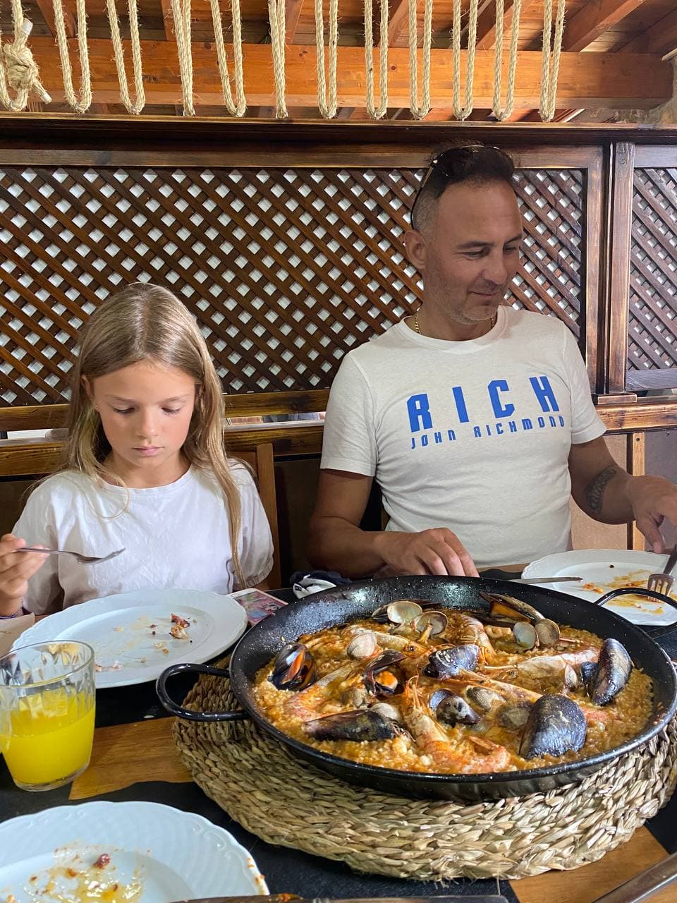 Советы ТВ-звезды для яркого отдыха в Испании: 15 км по горной реке и замок, где жила Дейенерис